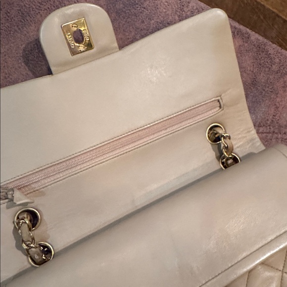 CHANEL vintage Chanel 2.55 10" flap bag made of cream lambskin leather - Picture 5 of 10